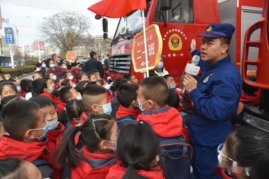 宁静“童”行——消防萌娃进“红门”感受奇妙“消防梦”-星空体育APP网站(图9)
宁静“童”行——消防萌娃进“红门”感受奇妙“消防梦”-星空体育APP网站(图9)