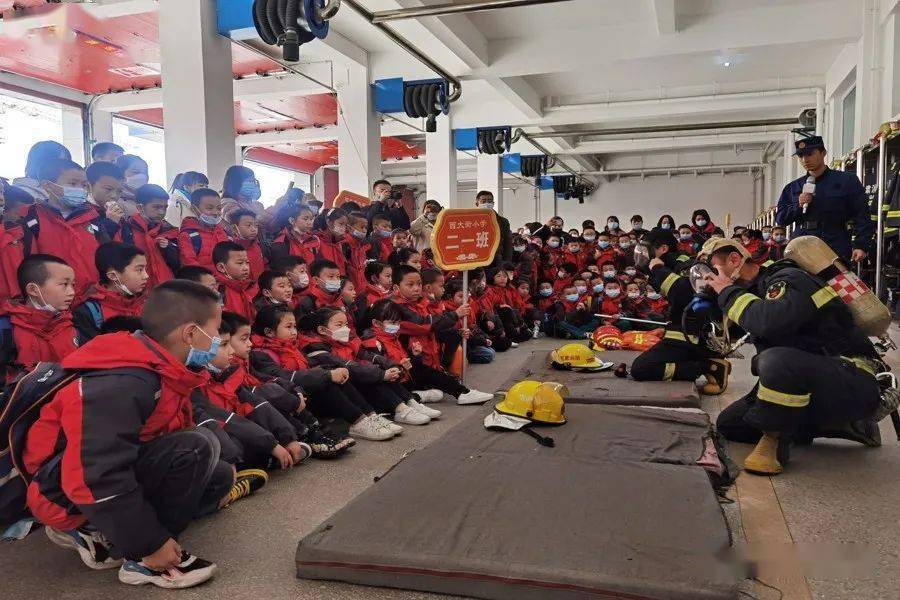 宁静“童”行——消防萌娃进“红门”感受奇妙“消防梦”-星空体育APP网站(图10)
宁静“童”行——消防萌娃进“红门”感受奇妙“消防梦”-星空体育APP网站(图10)