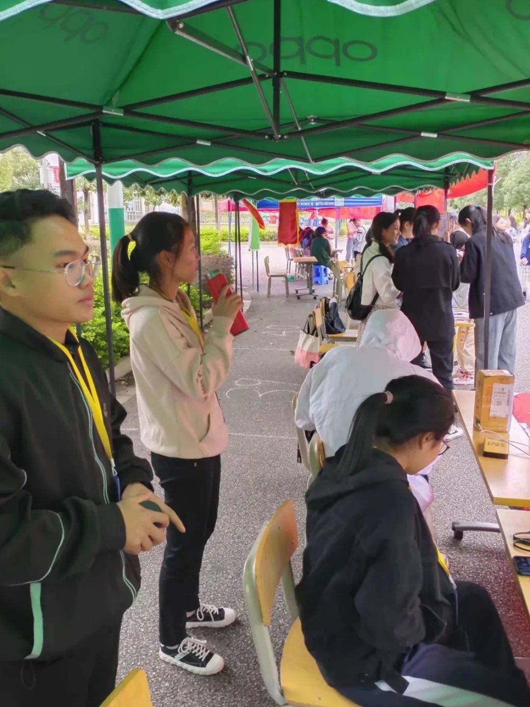 星空体育APP_
我校大学生电子科学技术协会开展电器义务维修运动(图5)