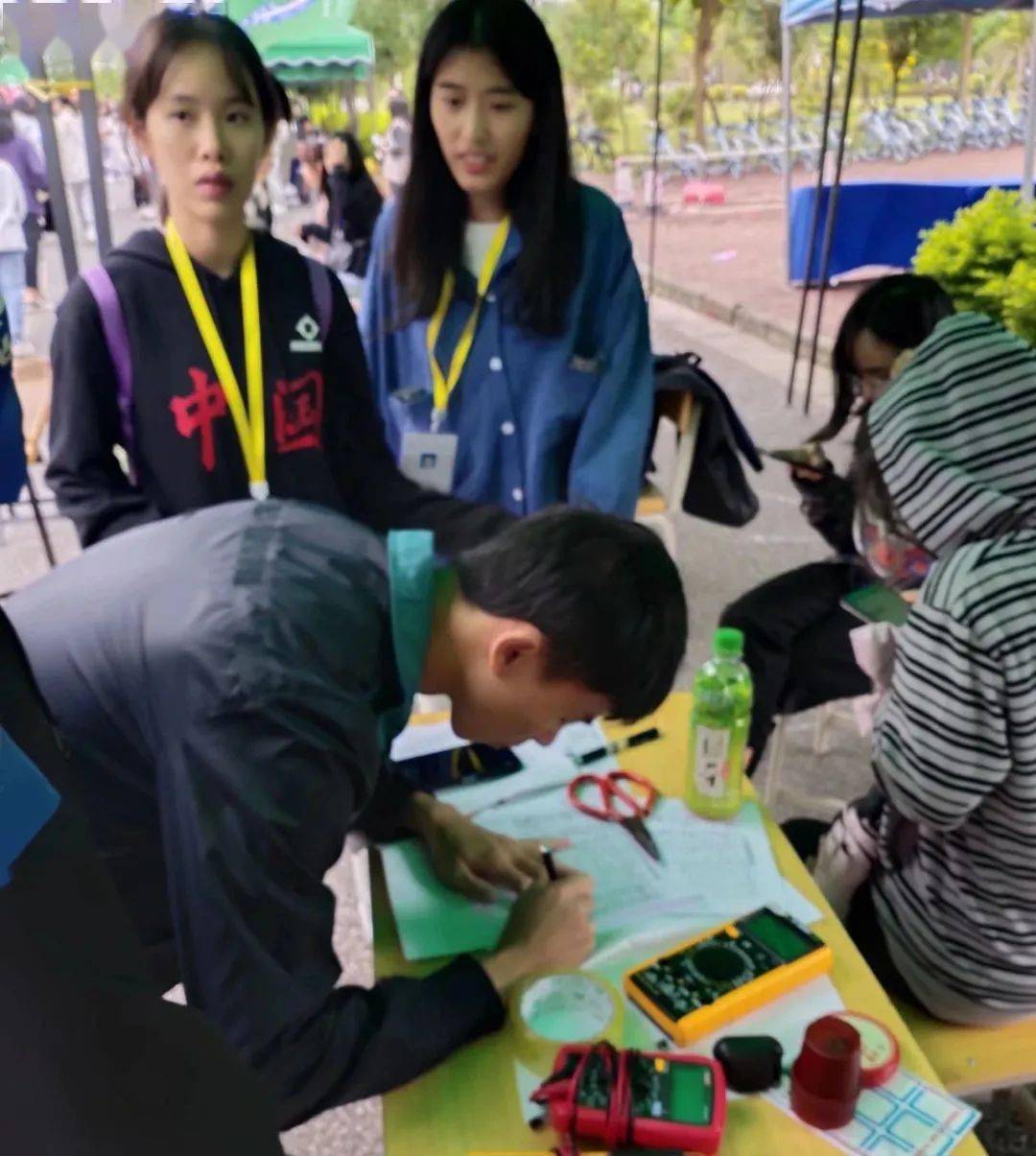 星空体育APP_
我校大学生电子科学技术协会开展电器义务维修运动(图7)